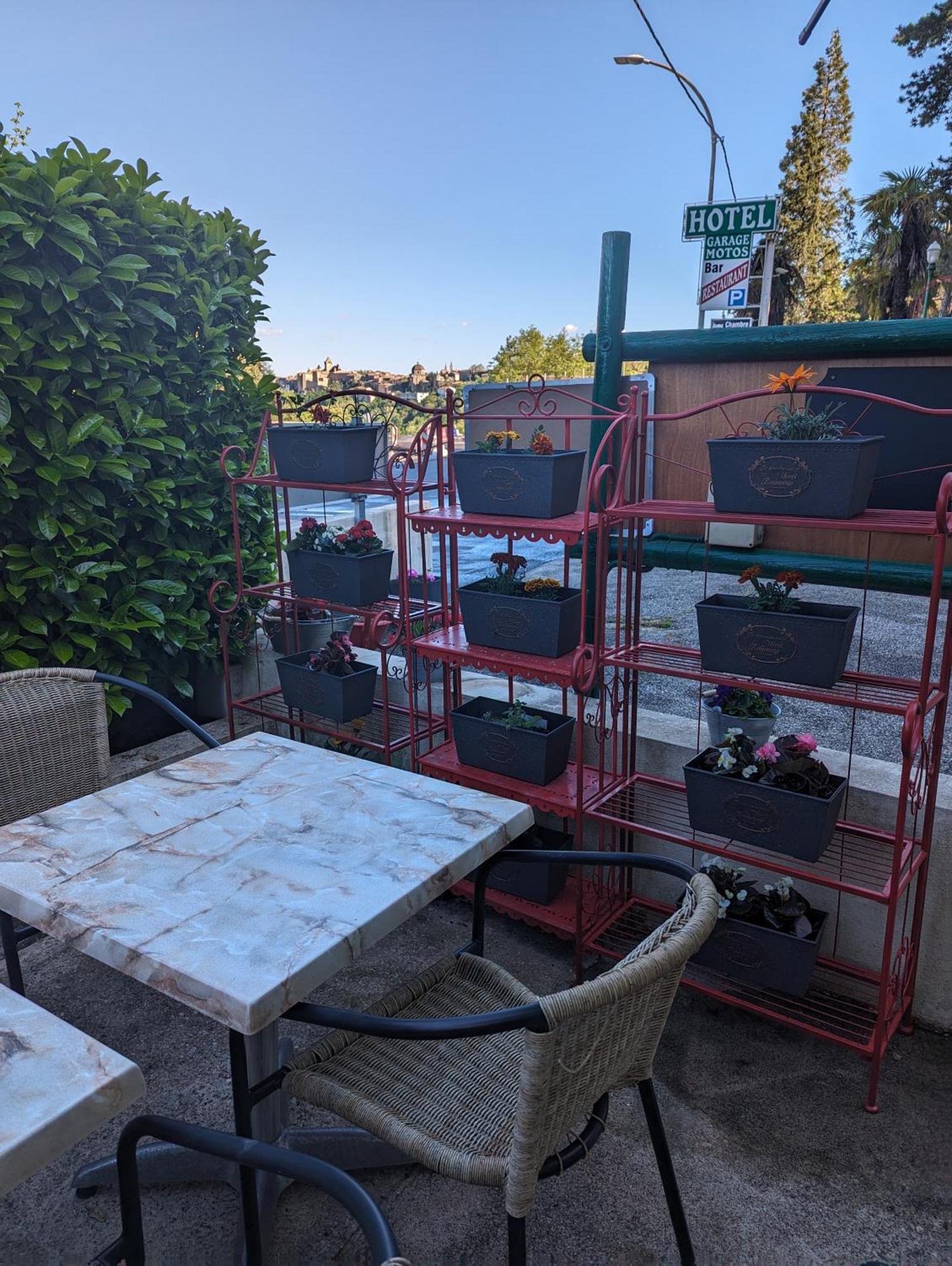 Des Pins Hotel